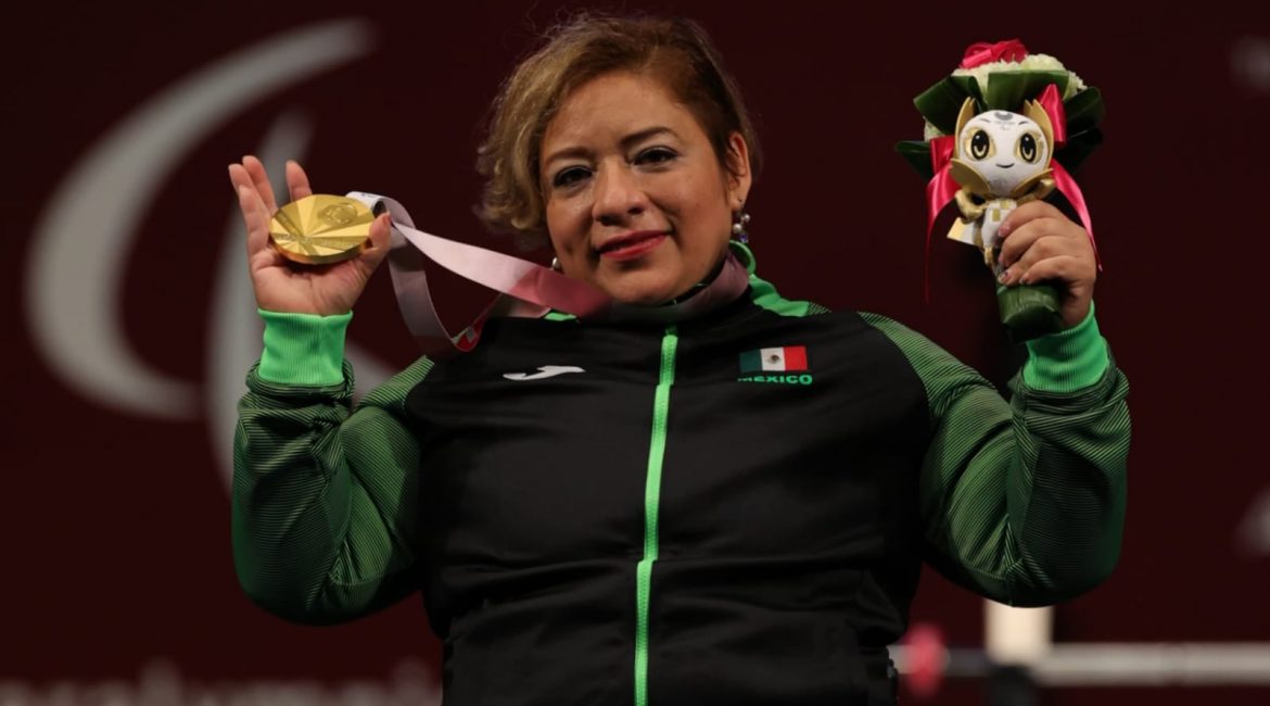 Amalia Pérez, la atleta que le dio a la delegación mexicana su primer Oro en los Juegos Paralímpicos de Tokio 2020+1, en la disciplina de Powerlifting.