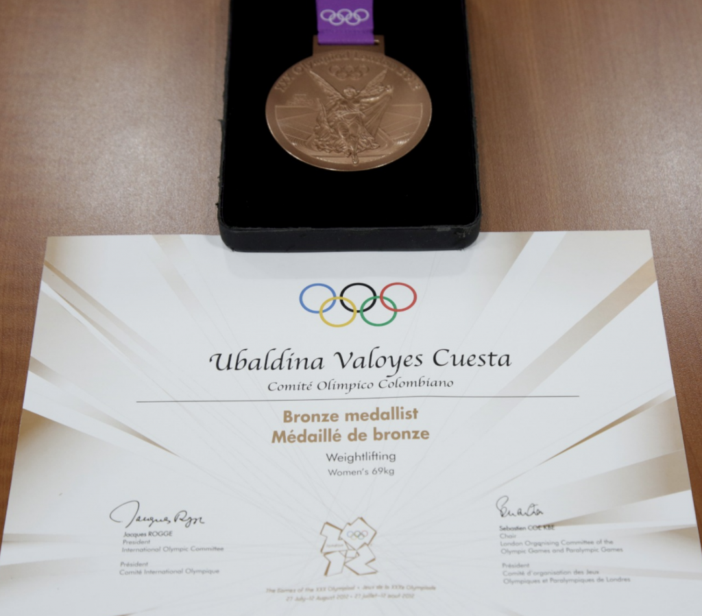 El Comité Olímpico Colombiano recibió la presea de bronce de los Juegos Olímpicos Londres 2012 y el diploma por el tercer lugar.