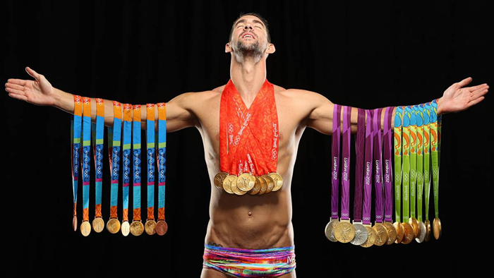 Esto tras conseguir su primer oro olímpico, Phelps estableció el récord mundial en los 400m combinado.