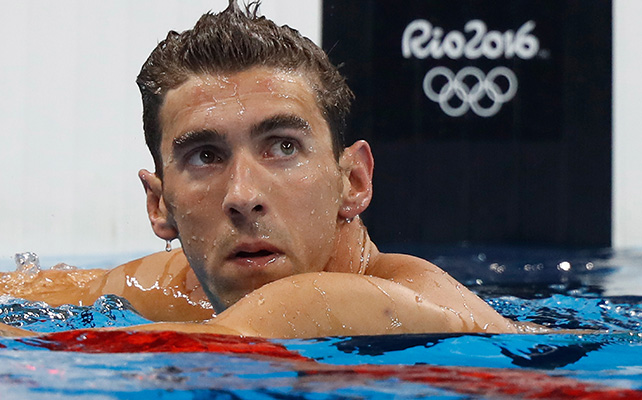 Esto tras conseguir su primer oro olímpico, Phelps estableció el récord mundial en los 400m combinado.