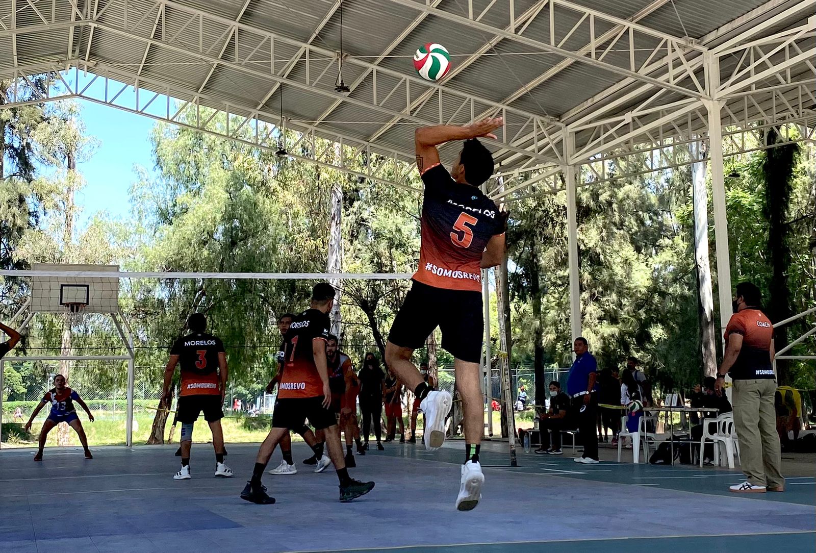 El equipo representante de voleibol varonil del Club de Voleibol Revolución disputó su cuarto partido de la fase de grupos del Campeonato Nacional de Clubes de Segunda División.
