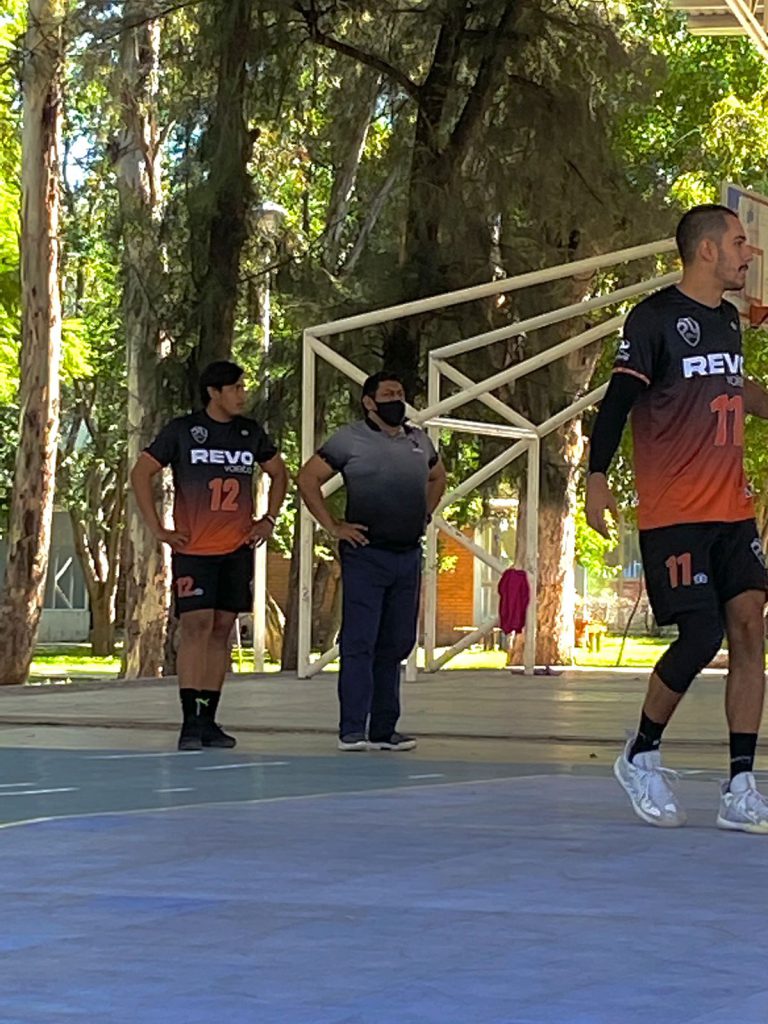 El equipo representante de voleibol varonil del Club de Voleibol Revolución disputó su cuarto partido de la fase de grupos del Campeonato Nacional de Clubes de Segunda División.